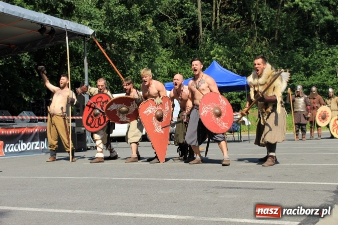 Zdjęcie w galerii na portalu naszraciborz.pl: Bitwa wojów nad Ulgą. Pierwszy dzień VIII Raciborskiego Festiwalu Średniowiecznego już za nami wiadomości z regionu