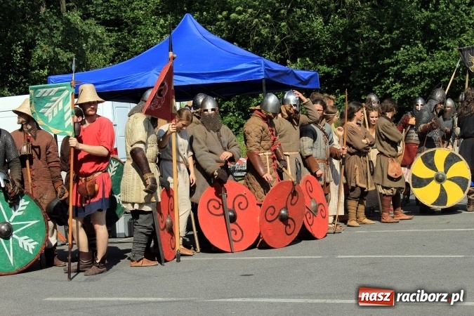 Zdjęcie w galerii na portalu naszraciborz.pl: Bitwa wojów nad Ulgą. Pierwszy dzień VIII Raciborskiego Festiwalu Średniowiecznego już za nami wiadomości z regionu