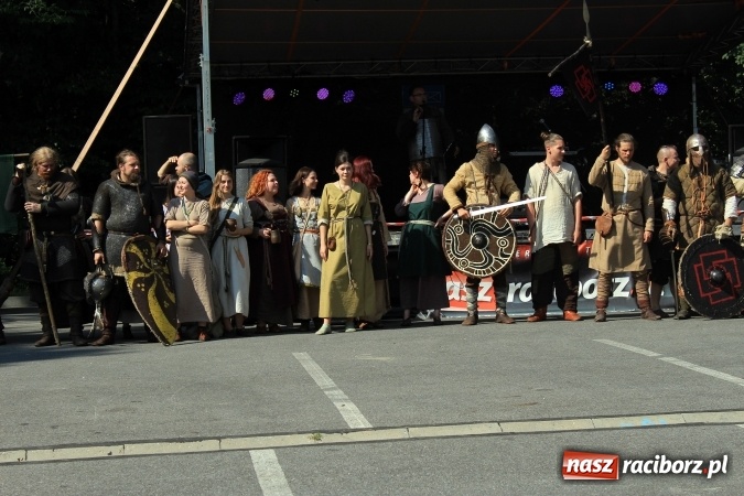 Zdjęcie w galerii na portalu naszraciborz.pl: Bitwa wojów nad Ulgą. Pierwszy dzień VIII Raciborskiego Festiwalu Średniowiecznego już za nami wiadomości z regionu