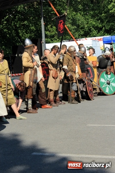 Zdjęcie w galerii na portalu naszraciborz.pl: Bitwa wojów nad Ulgą. Pierwszy dzień VIII Raciborskiego Festiwalu Średniowiecznego już za nami wiadomości z regionu