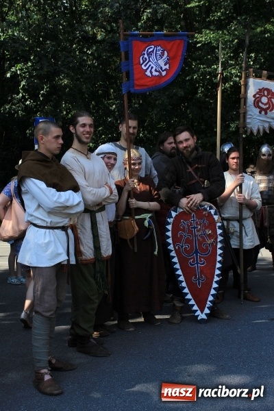 Zdjęcie w galerii na portalu naszraciborz.pl: Bitwa wojów nad Ulgą. Pierwszy dzień VIII Raciborskiego Festiwalu Średniowiecznego już za nami wiadomości z regionu