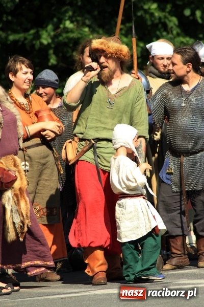 Zdjęcie w galerii na portalu naszraciborz.pl: Bitwa wojów nad Ulgą. Pierwszy dzień VIII Raciborskiego Festiwalu Średniowiecznego już za nami wiadomości z regionu