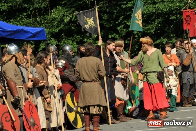 Zdjęcie w galerii na portalu naszraciborz.pl: Bitwa wojów nad Ulgą. Pierwszy dzień VIII Raciborskiego Festiwalu Średniowiecznego już za nami wiadomości z regionu