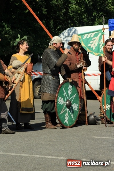 Zdjęcie w galerii na portalu naszraciborz.pl: Bitwa wojów nad Ulgą. Pierwszy dzień VIII Raciborskiego Festiwalu Średniowiecznego już za nami wiadomości z regionu