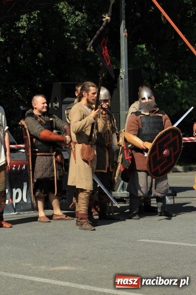 Zdjęcie w galerii na portalu naszraciborz.pl: Bitwa wojów nad Ulgą. Pierwszy dzień VIII Raciborskiego Festiwalu Średniowiecznego już za nami wiadomości z regionu