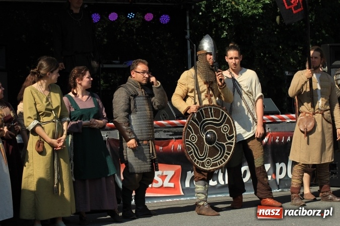 Zdjęcie w galerii na portalu naszraciborz.pl: Bitwa wojów nad Ulgą. Pierwszy dzień VIII Raciborskiego Festiwalu Średniowiecznego już za nami wiadomości z regionu