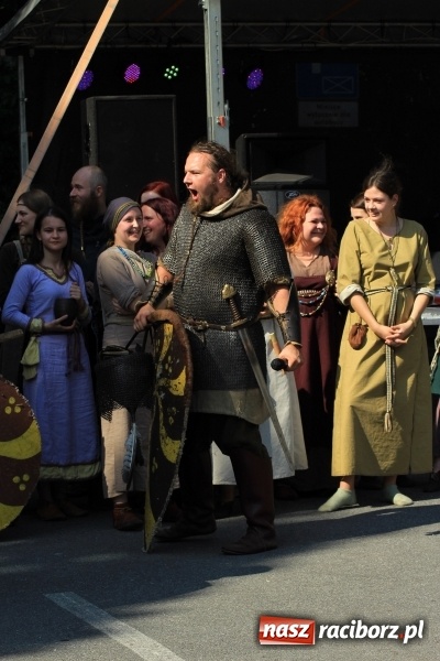 Zdjęcie w galerii na portalu naszraciborz.pl: Bitwa wojów nad Ulgą. Pierwszy dzień VIII Raciborskiego Festiwalu Średniowiecznego już za nami wiadomości z regionu