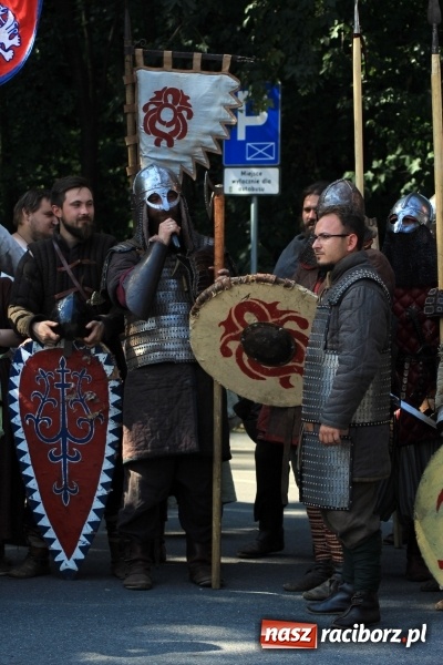 Zdjęcie w galerii na portalu naszraciborz.pl: Bitwa wojów nad Ulgą. Pierwszy dzień VIII Raciborskiego Festiwalu Średniowiecznego już za nami wiadomości z regionu