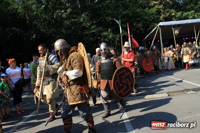 Zdjęcie w galerii na portalu naszraciborz.pl: Bitwa wojów nad Ulgą. Pierwszy dzień VIII Raciborskiego Festiwalu Średniowiecznego już za nami wiadomości z regionu