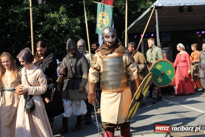 Zdjęcie w galerii na portalu naszraciborz.pl: Bitwa wojów nad Ulgą. Pierwszy dzień VIII Raciborskiego Festiwalu Średniowiecznego już za nami wiadomości z regionu