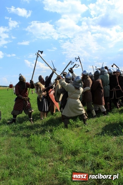 Zdjęcie w galerii na portalu naszraciborz.pl: Bitwa wojów nad Ulgą. Pierwszy dzień VIII Raciborskiego Festiwalu Średniowiecznego już za nami wiadomości z regionu