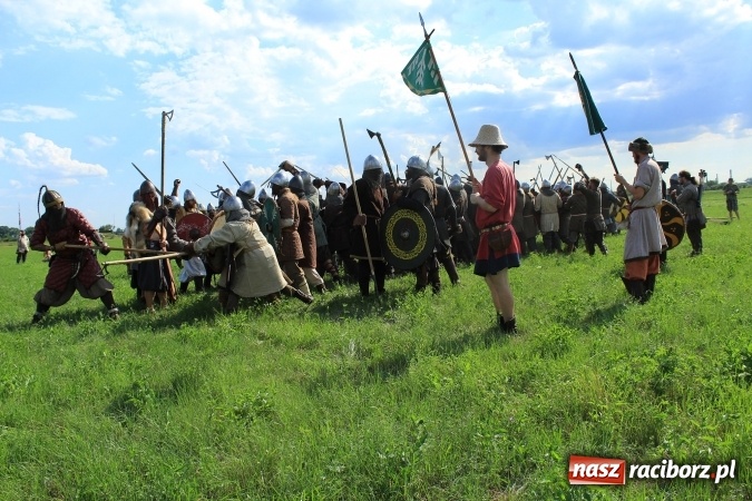 Zdjęcie w galerii na portalu naszraciborz.pl: Bitwa wojów nad Ulgą. Pierwszy dzień VIII Raciborskiego Festiwalu Średniowiecznego już za nami wiadomości z regionu