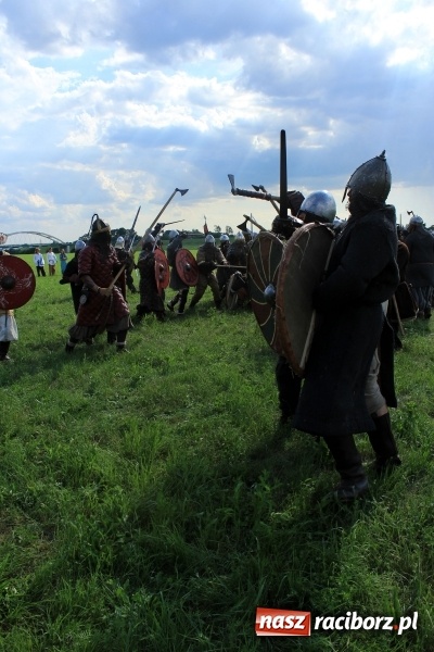 Zdjęcie w galerii na portalu naszraciborz.pl: Bitwa wojów nad Ulgą. Pierwszy dzień VIII Raciborskiego Festiwalu Średniowiecznego już za nami wiadomości z regionu