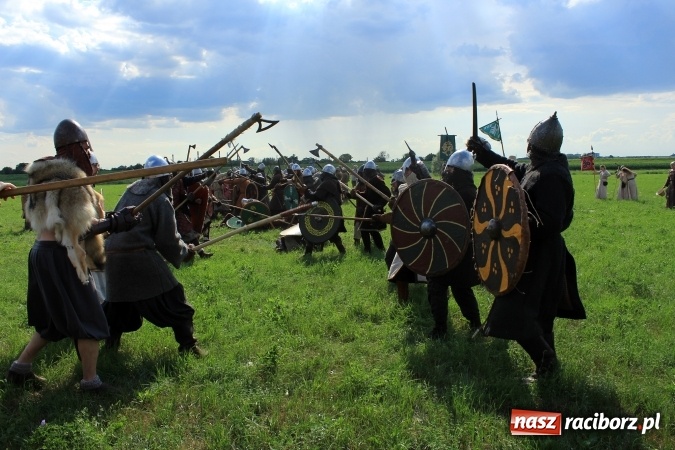 Zdjęcie w galerii na portalu naszraciborz.pl: Bitwa wojów nad Ulgą. Pierwszy dzień VIII Raciborskiego Festiwalu Średniowiecznego już za nami wiadomości z regionu