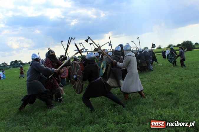 Zdjęcie w galerii na portalu naszraciborz.pl: Bitwa wojów nad Ulgą. Pierwszy dzień VIII Raciborskiego Festiwalu Średniowiecznego już za nami wiadomości z regionu