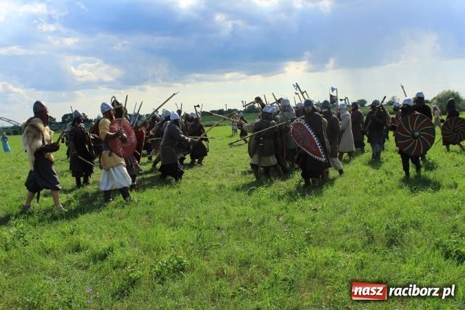 Zdjęcie w galerii na portalu naszraciborz.pl: Bitwa wojów nad Ulgą. Pierwszy dzień VIII Raciborskiego Festiwalu Średniowiecznego już za nami wiadomości z regionu
