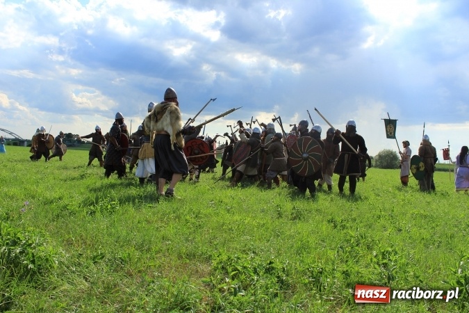 Zdjęcie w galerii na portalu naszraciborz.pl: Bitwa wojów nad Ulgą. Pierwszy dzień VIII Raciborskiego Festiwalu Średniowiecznego już za nami wiadomości z regionu