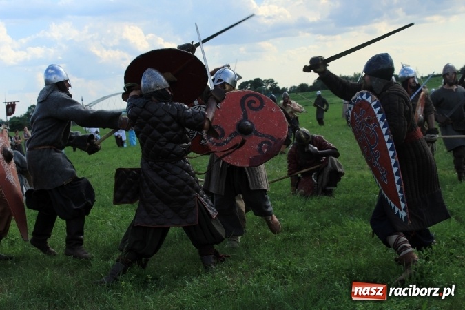 Zdjęcie w galerii na portalu naszraciborz.pl: Bitwa wojów nad Ulgą. Pierwszy dzień VIII Raciborskiego Festiwalu Średniowiecznego już za nami wiadomości z regionu