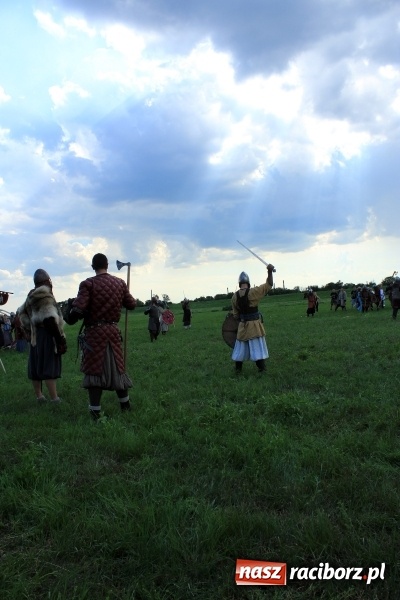 Zdjęcie w galerii na portalu naszraciborz.pl: Bitwa wojów nad Ulgą. Pierwszy dzień VIII Raciborskiego Festiwalu Średniowiecznego już za nami wiadomości z regionu