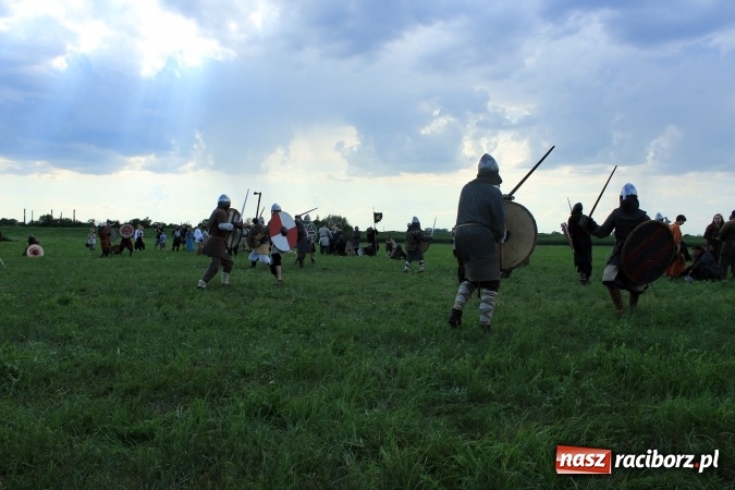 Zdjęcie w galerii na portalu naszraciborz.pl: Bitwa wojów nad Ulgą. Pierwszy dzień VIII Raciborskiego Festiwalu Średniowiecznego już za nami wiadomości z regionu