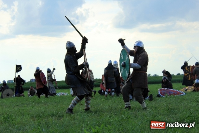 Zdjęcie w galerii na portalu naszraciborz.pl: Bitwa wojów nad Ulgą. Pierwszy dzień VIII Raciborskiego Festiwalu Średniowiecznego już za nami wiadomości z regionu