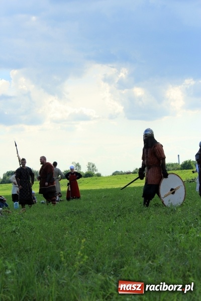 Zdjęcie w galerii na portalu naszraciborz.pl: Bitwa wojów nad Ulgą. Pierwszy dzień VIII Raciborskiego Festiwalu Średniowiecznego już za nami wiadomości z regionu