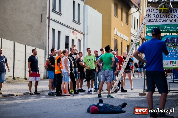 Zdjęcie w galerii na portalu naszraciborz.pl: Żelazny jak strażak w Krzanowicach. David Pasek z pucharem prezesa OSP Krzanowice wiadomości z regionu