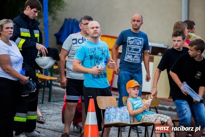 Zdjęcie w galerii na portalu naszraciborz.pl: Żelazny jak strażak w Krzanowicach. David Pasek z pucharem prezesa OSP Krzanowice wiadomości z regionu