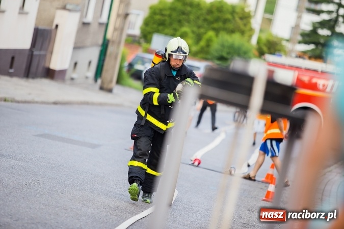 Zdjęcie w galerii na portalu naszraciborz.pl: Żelazny jak strażak w Krzanowicach. David Pasek z pucharem prezesa OSP Krzanowice wiadomości z regionu