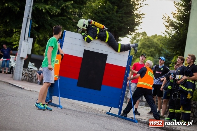 Zdjęcie w galerii na portalu naszraciborz.pl: Żelazny jak strażak w Krzanowicach. David Pasek z pucharem prezesa OSP Krzanowice wiadomości z regionu