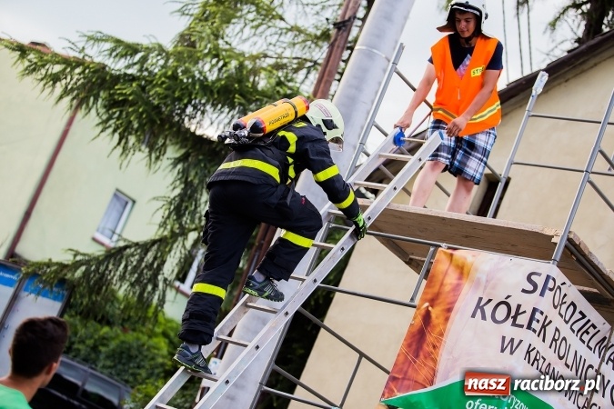 Zdjęcie w galerii na portalu naszraciborz.pl: Żelazny jak strażak w Krzanowicach. David Pasek z pucharem prezesa OSP Krzanowice wiadomości z regionu