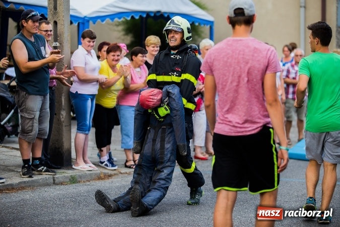 Zdjęcie w galerii na portalu naszraciborz.pl: Żelazny jak strażak w Krzanowicach. David Pasek z pucharem prezesa OSP Krzanowice wiadomości z regionu