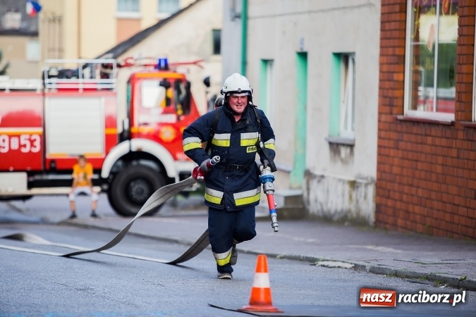 Zdjęcie w galerii na portalu naszraciborz.pl: Żelazny jak strażak w Krzanowicach. David Pasek z pucharem prezesa OSP Krzanowice wiadomości z regionu