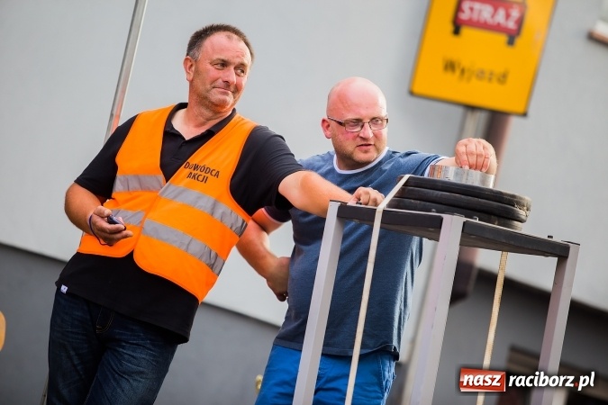 Zdjęcie w galerii na portalu naszraciborz.pl: Żelazny jak strażak w Krzanowicach. David Pasek z pucharem prezesa OSP Krzanowice wiadomości z regionu