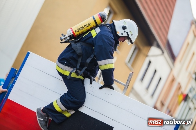 Zdjęcie w galerii na portalu naszraciborz.pl: Żelazny jak strażak w Krzanowicach. David Pasek z pucharem prezesa OSP Krzanowice wiadomości z regionu