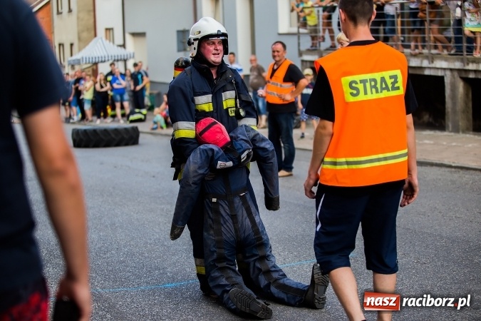 Zdjęcie w galerii na portalu naszraciborz.pl: Żelazny jak strażak w Krzanowicach. David Pasek z pucharem prezesa OSP Krzanowice wiadomości z regionu