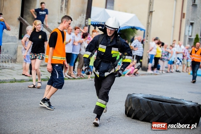 Zdjęcie w galerii na portalu naszraciborz.pl: Żelazny jak strażak w Krzanowicach. David Pasek z pucharem prezesa OSP Krzanowice wiadomości z regionu