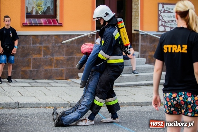 Zdjęcie w galerii na portalu naszraciborz.pl: Żelazny jak strażak w Krzanowicach. David Pasek z pucharem prezesa OSP Krzanowice wiadomości z regionu