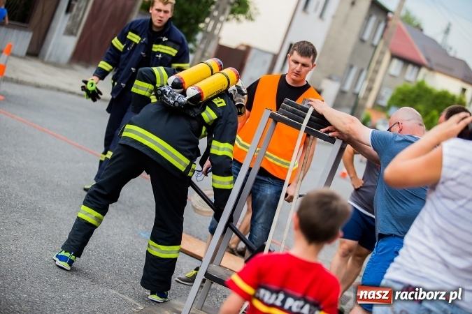 Zdjęcie w galerii na portalu naszraciborz.pl: Żelazny jak strażak w Krzanowicach. David Pasek z pucharem prezesa OSP Krzanowice wiadomości z regionu