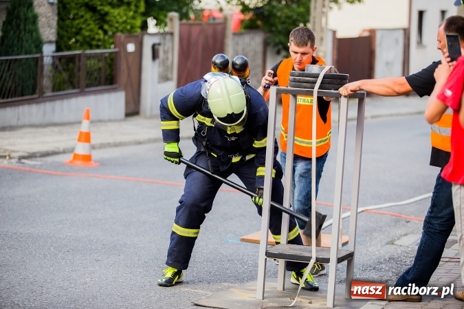 Zdjęcie w galerii na portalu naszraciborz.pl: Żelazny jak strażak w Krzanowicach. David Pasek z pucharem prezesa OSP Krzanowice wiadomości z regionu