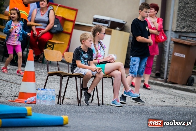 Zdjęcie w galerii na portalu naszraciborz.pl: Żelazny jak strażak w Krzanowicach. David Pasek z pucharem prezesa OSP Krzanowice wiadomości z regionu