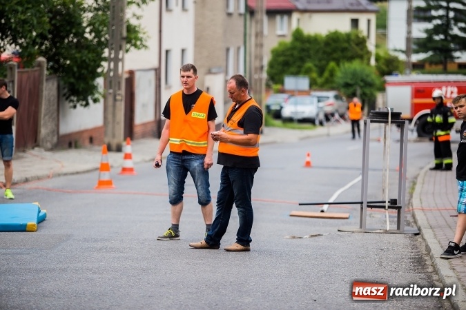 Zdjęcie w galerii na portalu naszraciborz.pl: Żelazny jak strażak w Krzanowicach. David Pasek z pucharem prezesa OSP Krzanowice wiadomości z regionu