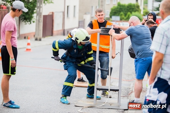 Zdjęcie w galerii na portalu naszraciborz.pl: Żelazny jak strażak w Krzanowicach. David Pasek z pucharem prezesa OSP Krzanowice wiadomości z regionu