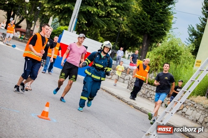 Zdjęcie w galerii na portalu naszraciborz.pl: Żelazny jak strażak w Krzanowicach. David Pasek z pucharem prezesa OSP Krzanowice wiadomości z regionu