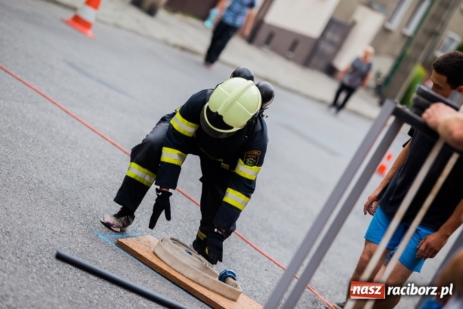 Zdjęcie w galerii na portalu naszraciborz.pl: Żelazny jak strażak w Krzanowicach. David Pasek z pucharem prezesa OSP Krzanowice wiadomości z regionu