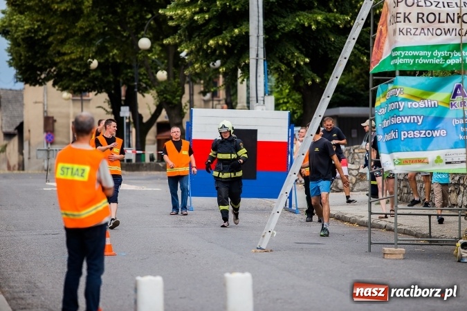 Zdjęcie w galerii na portalu naszraciborz.pl: Żelazny jak strażak w Krzanowicach. David Pasek z pucharem prezesa OSP Krzanowice wiadomości z regionu