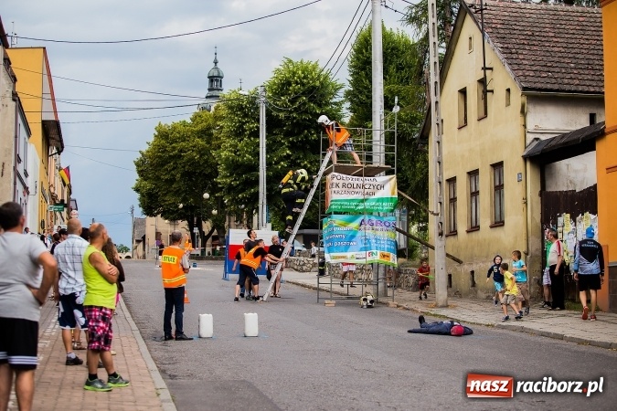 Zdjęcie w galerii na portalu naszraciborz.pl: Żelazny jak strażak w Krzanowicach. David Pasek z pucharem prezesa OSP Krzanowice wiadomości z regionu