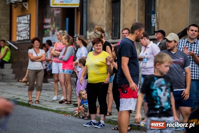 Zdjęcie w galerii na portalu naszraciborz.pl: Żelazny jak strażak w Krzanowicach. David Pasek z pucharem prezesa OSP Krzanowice wiadomości z regionu