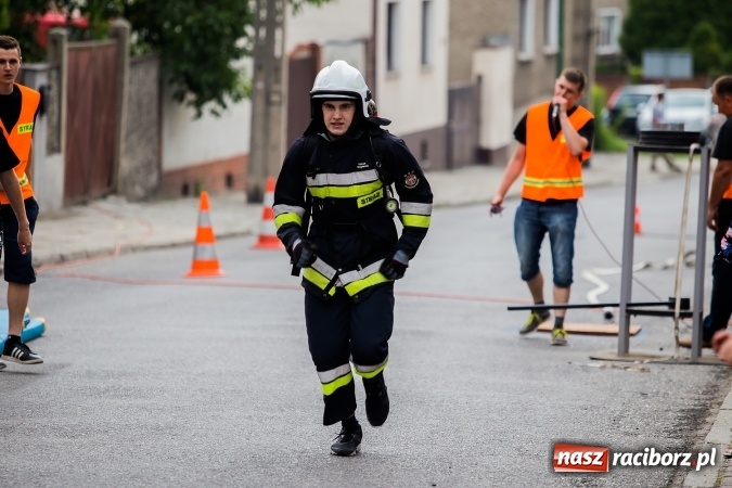 Zdjęcie w galerii na portalu naszraciborz.pl: Żelazny jak strażak w Krzanowicach. David Pasek z pucharem prezesa OSP Krzanowice wiadomości z regionu