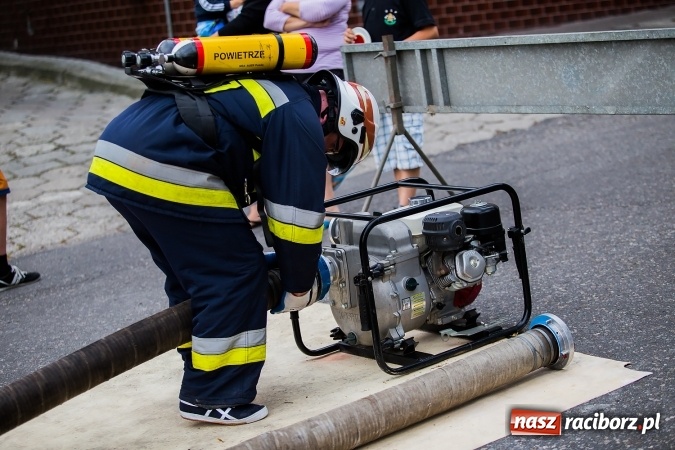 Zdjęcie w galerii na portalu naszraciborz.pl: Żelazny jak strażak w Krzanowicach. David Pasek z pucharem prezesa OSP Krzanowice wiadomości z regionu